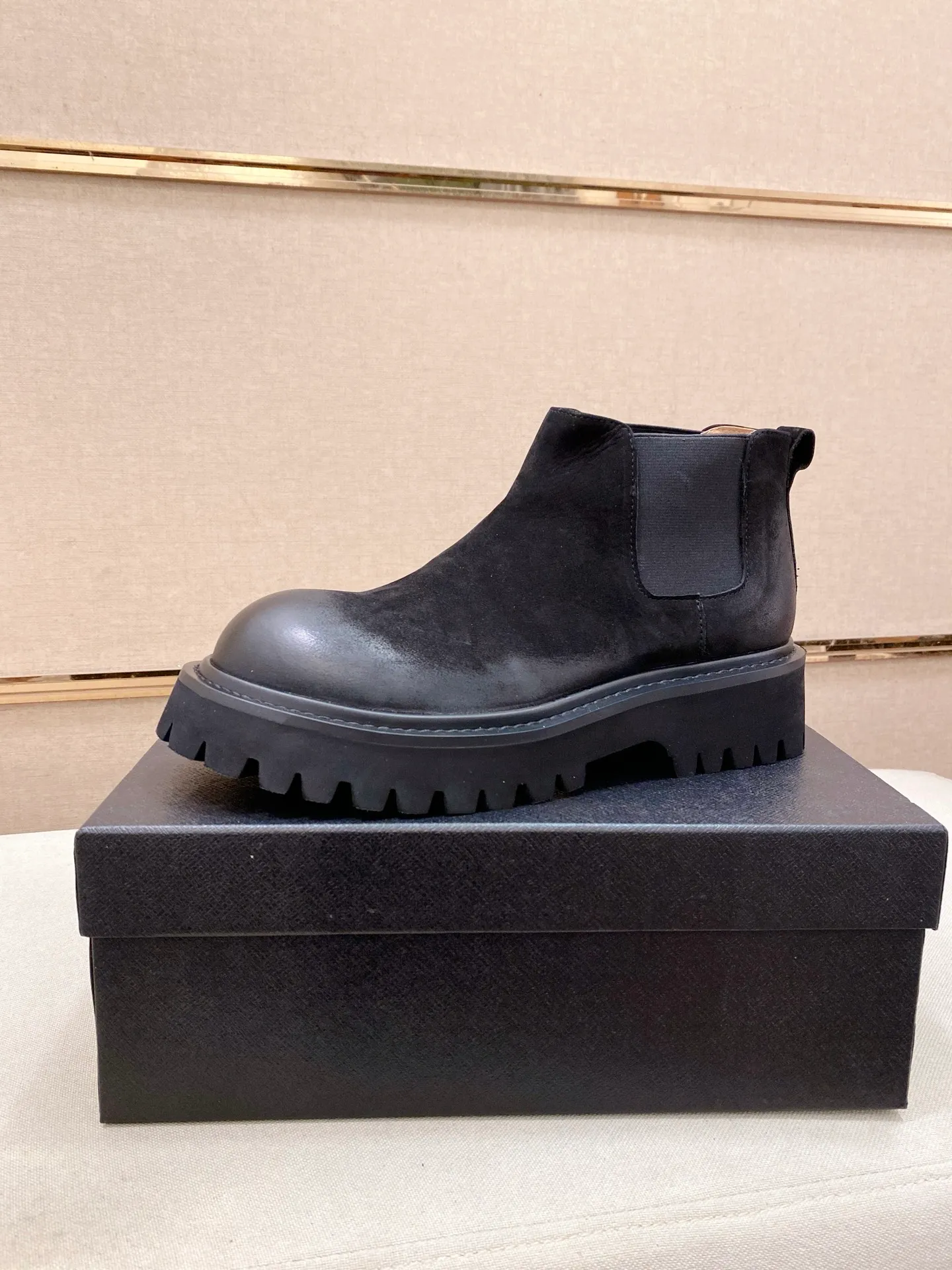 Factory price 580💰 The new PRADA (Prada) counters are launched simultaneously, new men's shoes, 😘fabrics are selected from cowhide. Lining: Full sheepskin lining. 👍🏿 High-end ☄️ air-cushion molded anti-slip rubber outsole, exquisite lines, simple and elegant, comfortable and high-end for leisure travel. Number of yards: 38 to 44. Can be ordered for 45 non-refundable